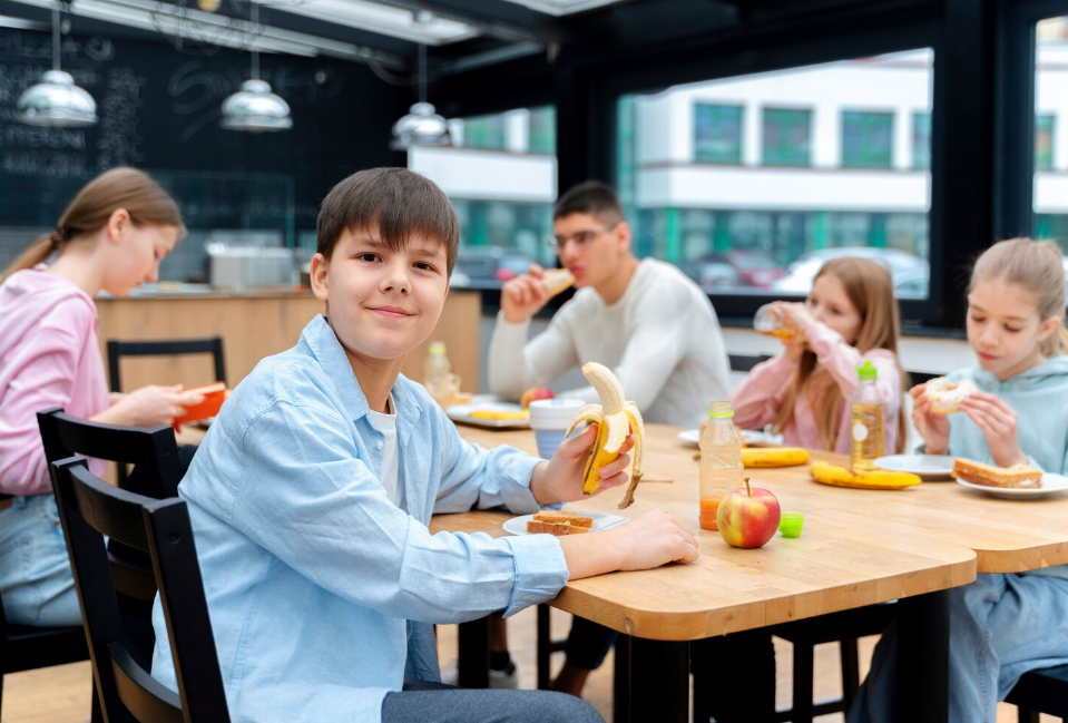 estudiantes comiendo