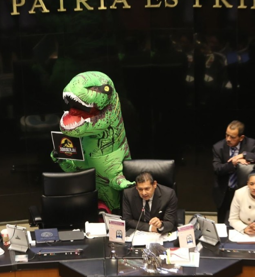 Armenta se burla de Xóchitl Gálvez por disfraz de dinosaurio