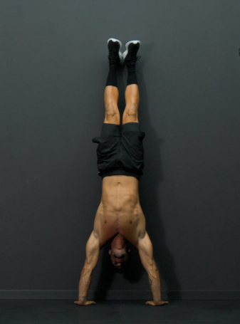Flexiones en parada de manos frente a la pared