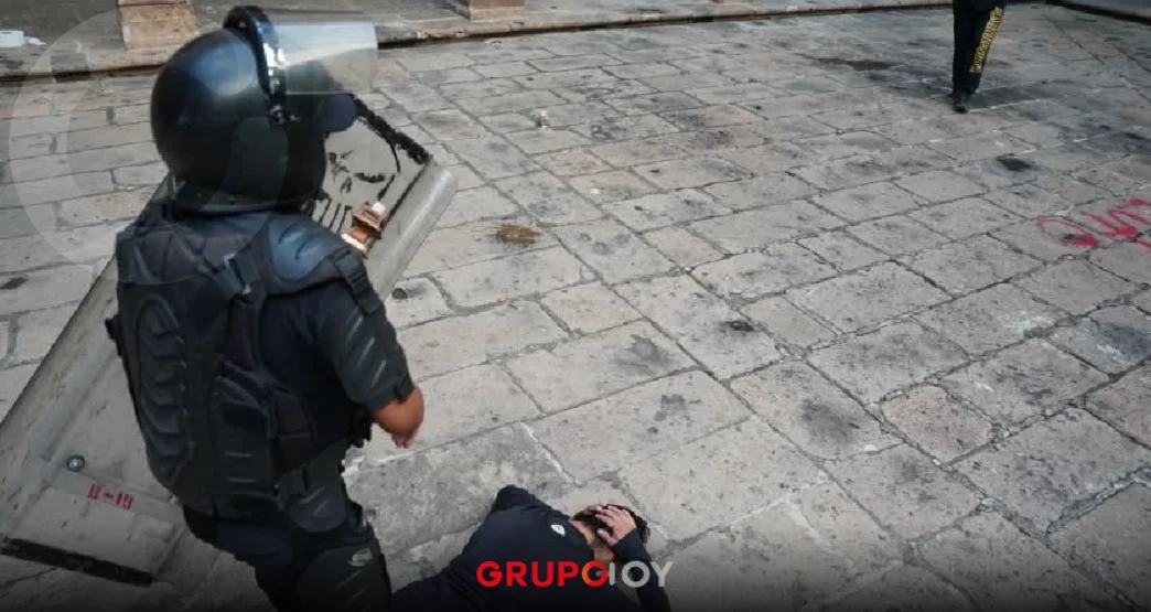 Ciudadanos reprimidos tras exigir justicia por alcalde asesinado en Michoacán