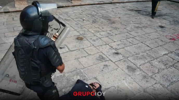 Ciudadanos reprimidos tras exigir justicia por alcalde asesinado en Michoacán