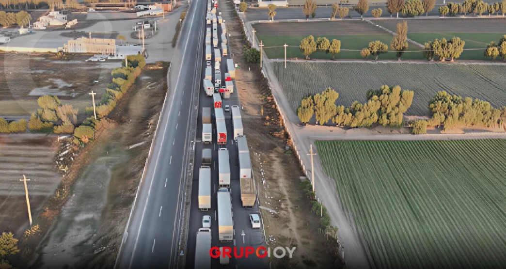 Puebla colapsa ante bloqueos carreteros contra la ley de aguas