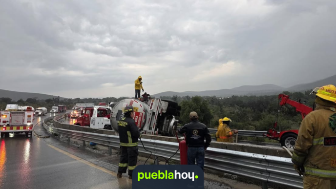 Derrame de combustible en la carretera federal Puebla–Orizaba, a la altura de Cuesta Blanca, municipio de Palmar del Bravo.