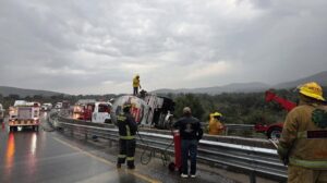 Derrame de combustible en la carretera federal Puebla–Orizaba, a la altura de Cuesta Blanca, municipio de Palmar del Bravo.