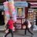 Personas caminan frente a comercios en un mercado de México