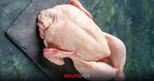 lavar el pollo crudo