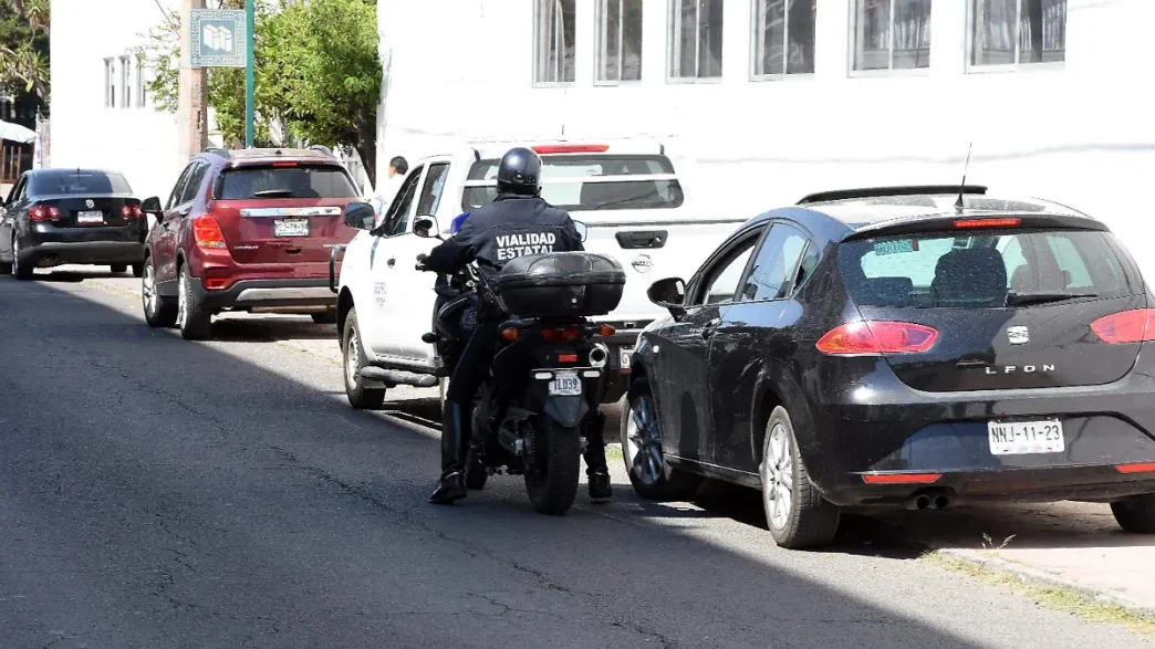 Apartado ilegal de estacionamiento persiste en el centro histórico de Tlaxcala