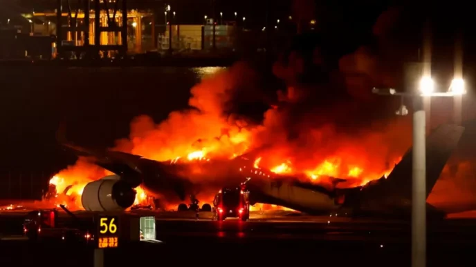 Avión de Japan Airlines se incendia en el aeropuerto de Haneda