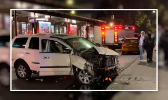 Automóvil choca contra un muro de la Semar en Iztapalapa