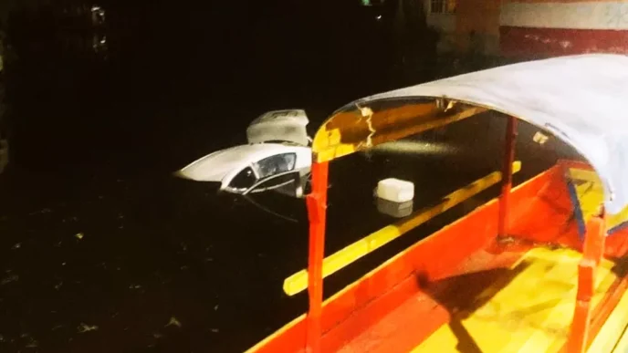 Auto que cayó en canal de Xochimilco es recuperado sin pérdidas humanas