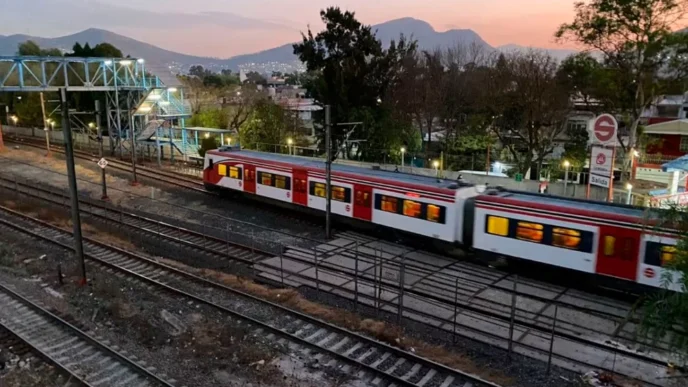 Entre las estaciones Fortuna y Buenavista, un hombre perdió la vida tras aventarse a las vías del Tren Suburbano.