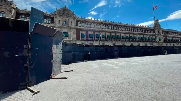 Palacio Nacional cercado por valla metálica ante "Marcha por Nuestra Democracia"
