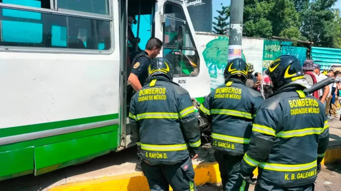 Choque en Calzada Ermita Iztapalapa deja 11 heridos