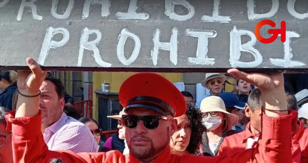 Policías enfrentan a manifestantes pro corridas de toros afuera del Congreso de la CDMX