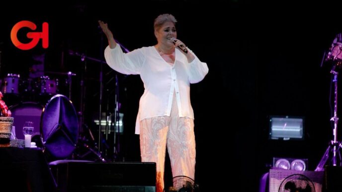 Acaríciame... Lupita D'Alessio le canta a las mamás el 10 de mayo en el Zócalo