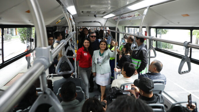 Clara Brugada presenta nuevas unidades de Metrobus