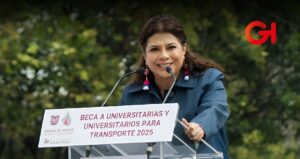Clara Brugada entrega 10 mil apoyos a universitarios para transporte y más