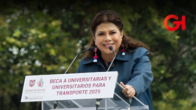 Clara Brugada entrega 10 mil apoyos a universitarios para transporte y más