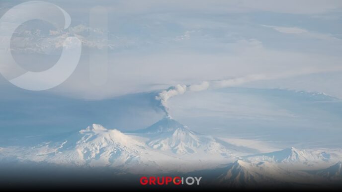 El volcán Kliuchevskoi entra en erupción tras el sismo en Rusia