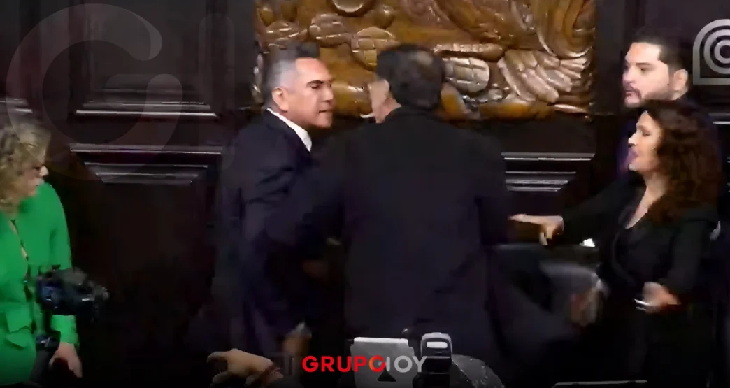 Gerardo Fernández Noroña y 'Alito' Moreno se enfrentan a empujones en el Senado