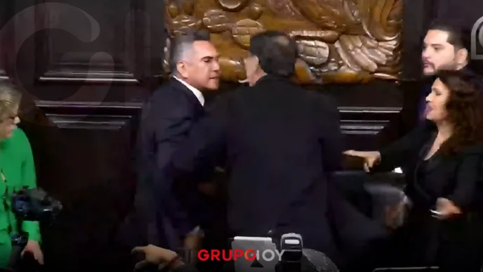 Gerardo Fernández Noroña y 'Alito' Moreno se enfrentan a empujones en el Senado