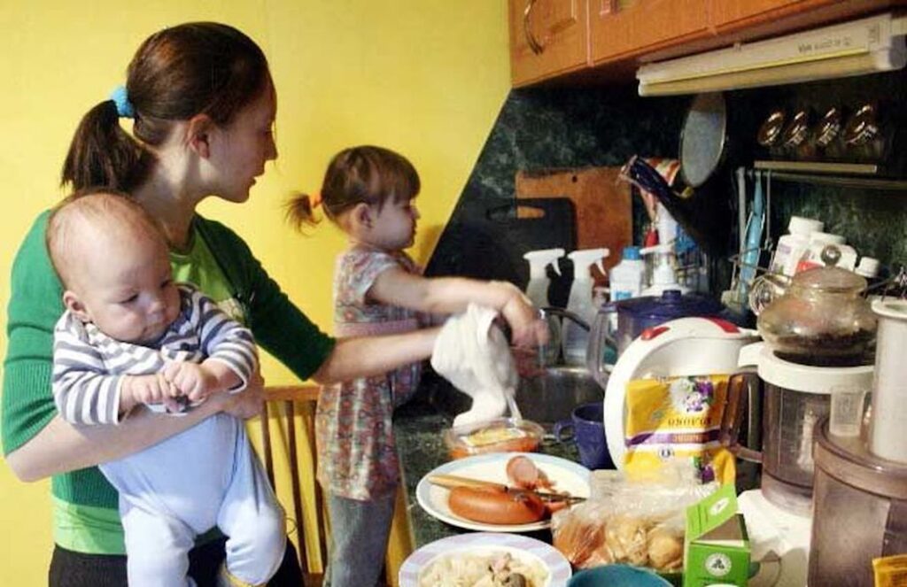 La mayoría de los “ninis” son mujeres, que representan tres de cada cuatro casos, muchas veces por tener que asumir tareas domésticas y cuidado familiar.