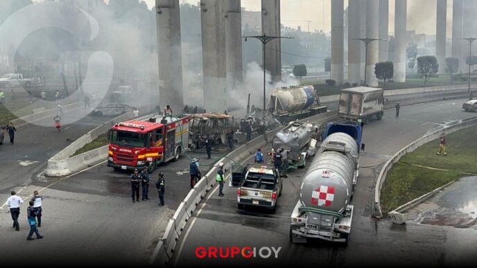 Confirman tres fallecidos por explosión de pipa en el Puente de la Concordia