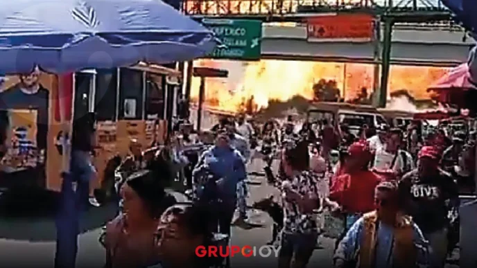 Una pipa de gas explota bajo el Puente de la Concordia en Iztapalapa, CDMX