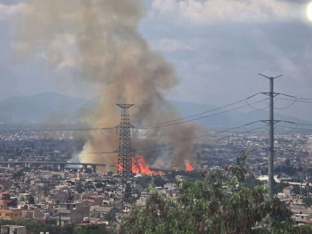 Una pipa de gas explota bajo el Puente de la Concordia en Iztapalapa, CDMX