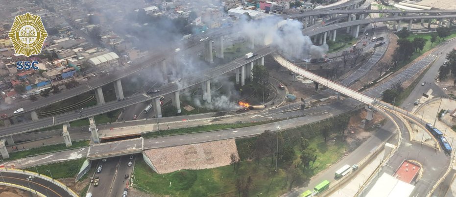 Una pipa de gas explota bajo el Puente de la Concordia en Iztapalapa, CDMX