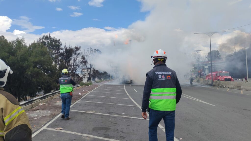Una pipa de gas explota bajo el Puente de la Concordia en Iztapalapa, CDMX