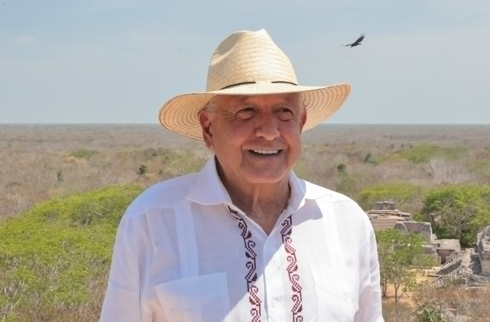 AMLO visita restaurante de Amor Eterno