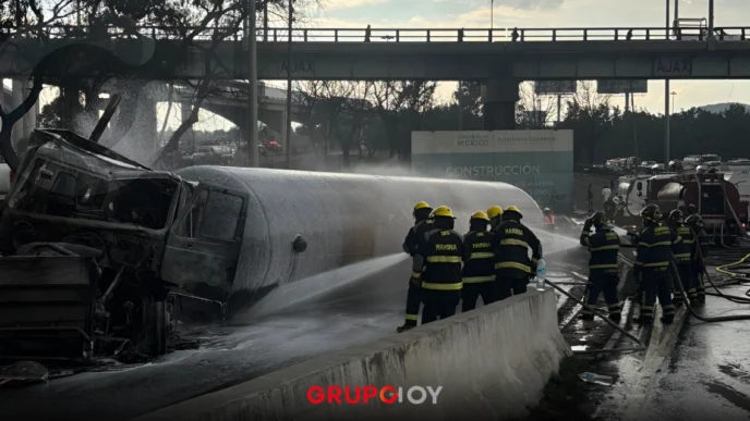 Suman cuatro muertos y 90 lesionados por la explosión de una pipa en el Puente de la Concordia