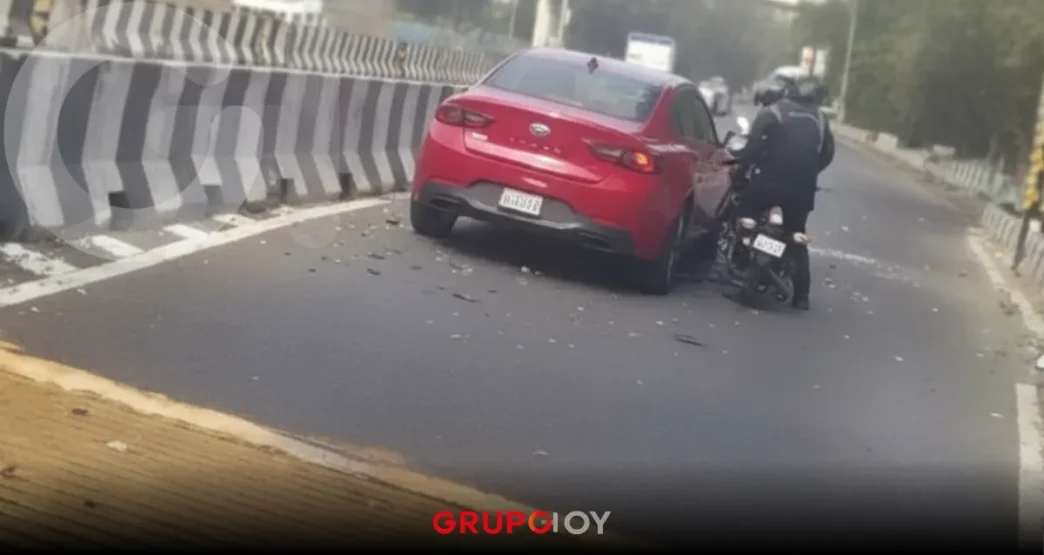 motociclistas evaden caseta de cobro