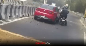 motociclistas evaden caseta de cobro
