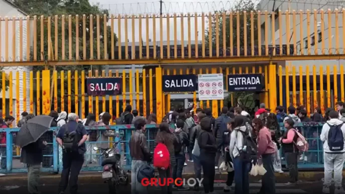 Encapuchados toman la Prepa 8 de la UNAM
