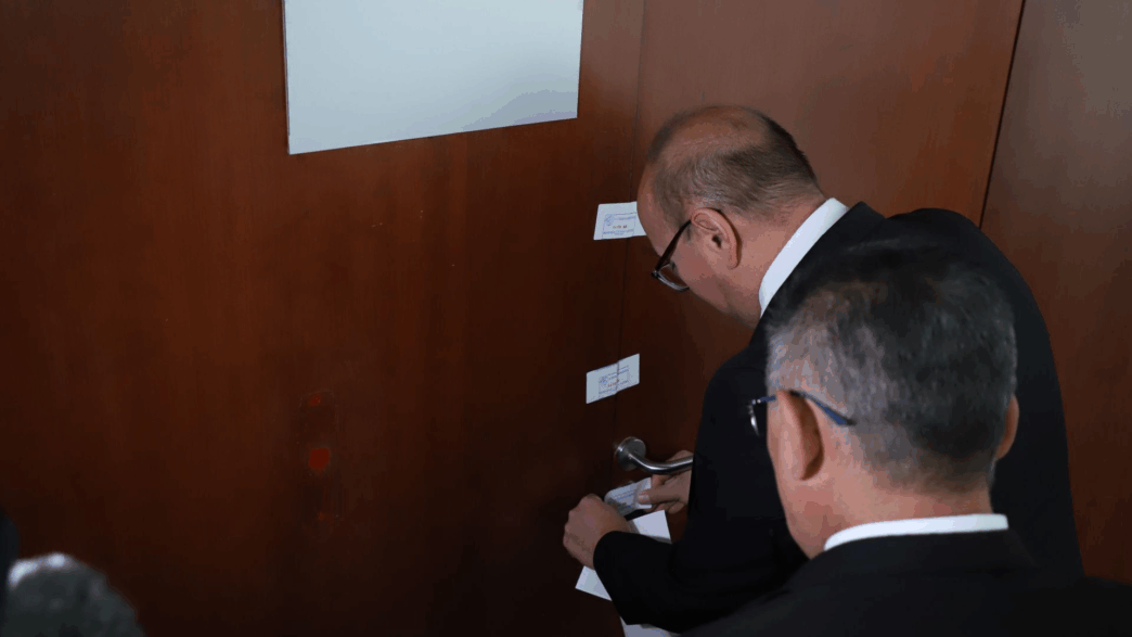 Clausura del salón de belleza Senado en instalaciones legislativas