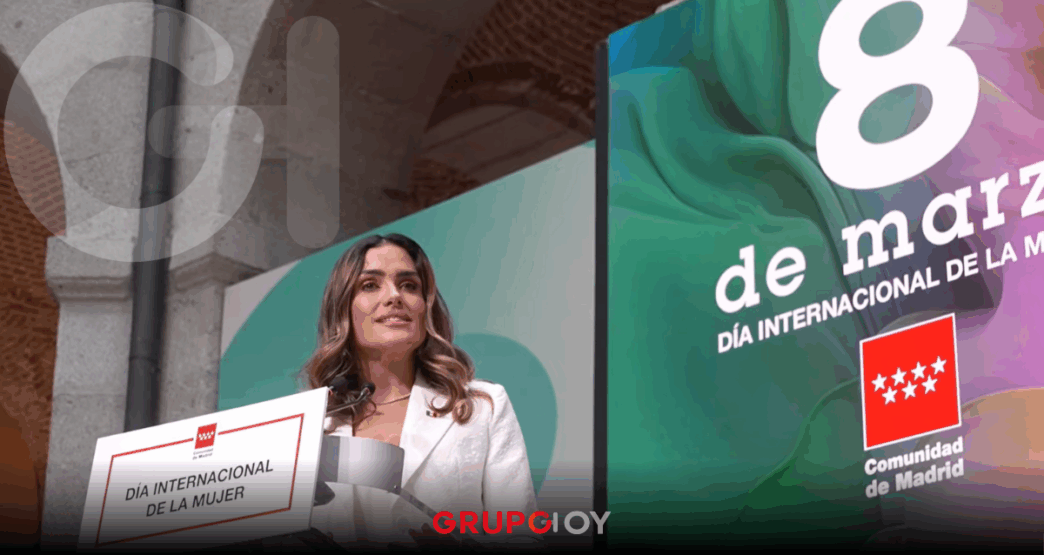 8M. Ayuso premia a Alessandra Rojo de la Vega en Madrid