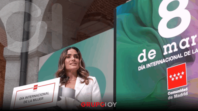 8M. Ayuso premia a Alessandra Rojo de la Vega en Madrid
