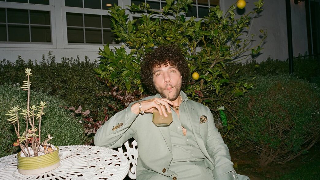 Benny Blanco provoca críticas en podcast por su higiene personal