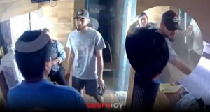 Hombre golpea a guardia de seguridad en Monterrey y Fiscalía de Nuevo León abre investigación