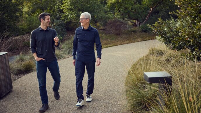 Apple inicia su transición de liderazgo más importante en años. Tim Cook dejará el cargo de CEO en septiembre de 2026. John Ternus asumirá con un enfoque técnico en plena era de la IA.