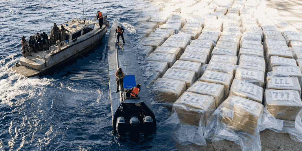 Un operativo naval en el Pacífico permitió el decomiso de casi una tonelada de cocaína. Seis extranjeros fueron detenidos en la embarcación interceptada. El golpe representa pérdidas millonarias para el crimen organizado.