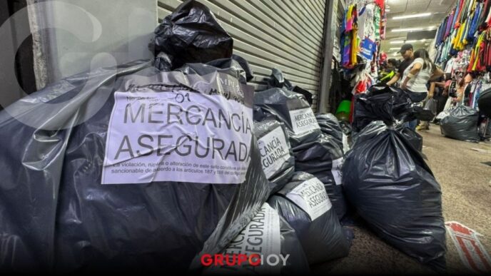 Operativo en el Centro Histórico: Decomisan más de 19 mil productos "piratas" del Mundial 2026