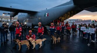 Rescatistas mexicanos regresan tras misión humanitaria en Venezuela por terremotos