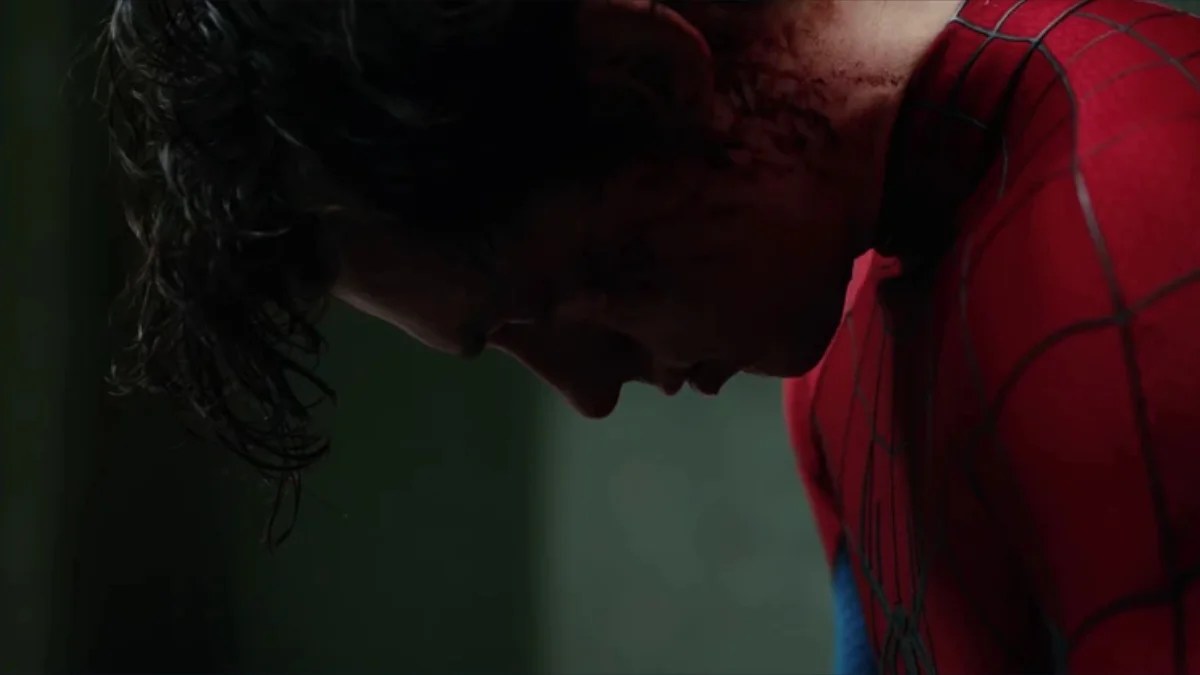 Tom Holland interpreta a Spider-Man en una escena promocional de Spider-Man: Brand New Day, película que recibió sus primeras críticas antes del estreno.