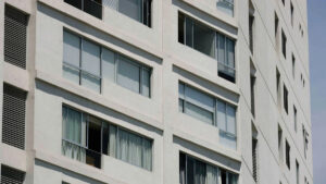 Personas observan departamentos en venta en la Ciudad de México durante la caída del mercado inmobiliario en 2026.