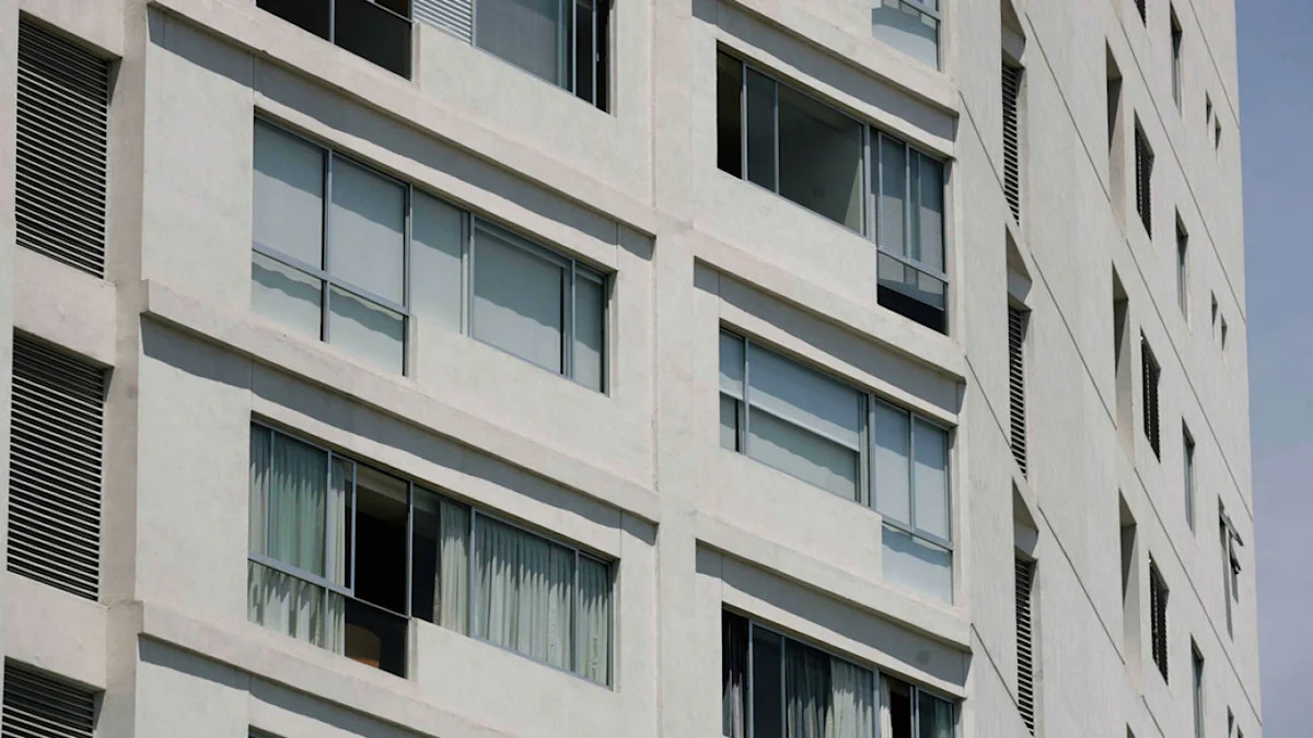 Personas observan departamentos en venta en la Ciudad de México durante la caída del mercado inmobiliario en 2026.