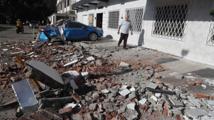 Vehículo dañado en Cali por el terremoto.