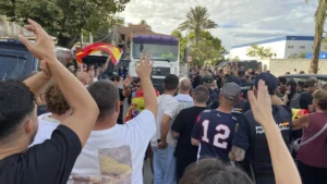 Ceuta arde: tercer día de protestas antimigrantes termina con Cruz Roja bloqueada y periodistas agredidos